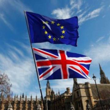 Το Brexit χτυπά τον τομέα των υπηρεσιών στην Βρετανία