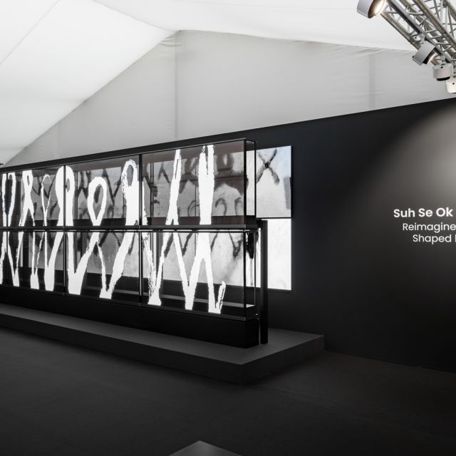 Η LG ΚΑΙ Ο ΚΑΛΛΙΤΕΧΝΗΣ DO HO SUH ΠΑΡΟΥΣΙΑΖΟΥΝ ΕΝΤΥΠΩΣΙΑΚΗ ΨΗΦΙΑΚΗ ΤΕΧΝΗ ΣΕ ΔΙΑΦΑΝΗ OLED ΤΗΛΕΟΡΑΣΗ ΣΤΟ FRIEZE LONDON.