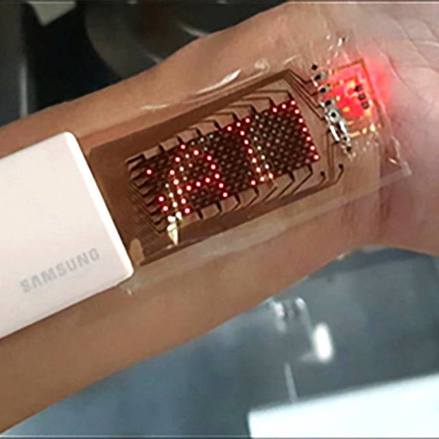 H Samsung αναπτύσσει οθόνη OLED που φοριέται στο χέρι