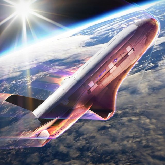 Το διαστημικό σκάφος X-37B της US Space Force θα πραγματοποιήσει πρωτοποριακό ελιγμό αλλαγής τροχιάς