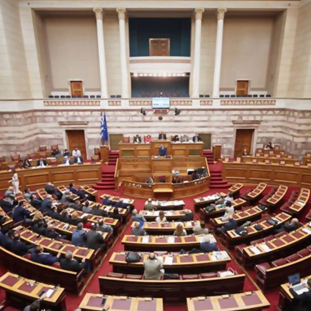 Ψηφίζεται η κατάργηση του άρθρου για τις τηλεοπτικές άδειες