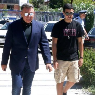 Στο υπουργείο Τύπου για να ζητήσουν εγγυήσεις για τα τηλεοπτικά τους συμβόλαια, Κούγιας και Σπανός