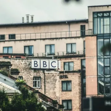 Ετήσιο τέλος 180 λιρών για το BBC ακόμη και σε όσους βλέπουν μόνο Netflix και YouTube εξετάζει η Βρετανία