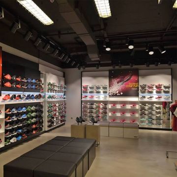 Λύσεις LG Digital Signage στο νέο κατάστημα της Adidas