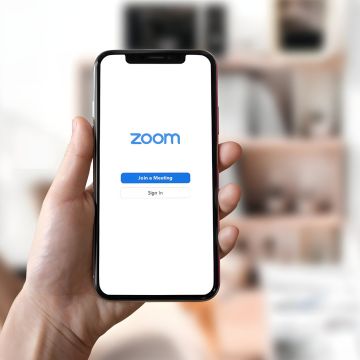 Το Zoom λανσάρει «ψηφιακό σωσία» για συσκέψεις με δικλίδες ασφαλείας και σαφείς ενδείξεις