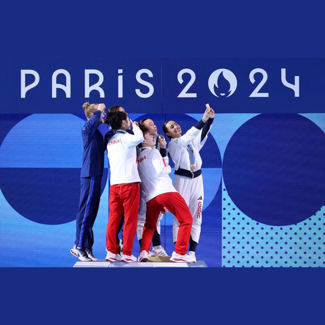 Παρίσι 2024: Οι πρωταθλητές μοιράζονται το νικητήριο χαμόγελό τους με το Galaxy Z Flip6 Olympic Edition, στην πρώτη selfie από το βάθρο