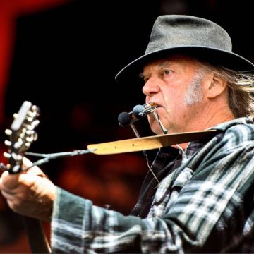 Κλιμακώνεται η κόντρα του Spotify με τον Νιλ Γιανγκ για την παραπληροφόρηση