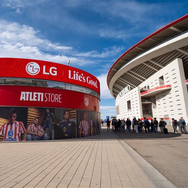 Η LG ΕΓΚΑΘΙΣΤΑ ΕΝΤΥΠΩΣΙΑΚΗ LED ΠΕΡΙΜΕΤΡΙΚΗ ΟΘΟΝΗ ΣΤΟ ΕΜΒΛΗΜΑΤΙΚΟ ΠΟΔΟΣΦΑΙΡΙΚΟ ΣΤΑΔΙΟ ΤΗΣ ΜΑΔΡΙΤΗΣ