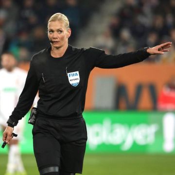 Δεν μετέδωσε το ματς επειδή είχε… γυναίκα διαιτητή