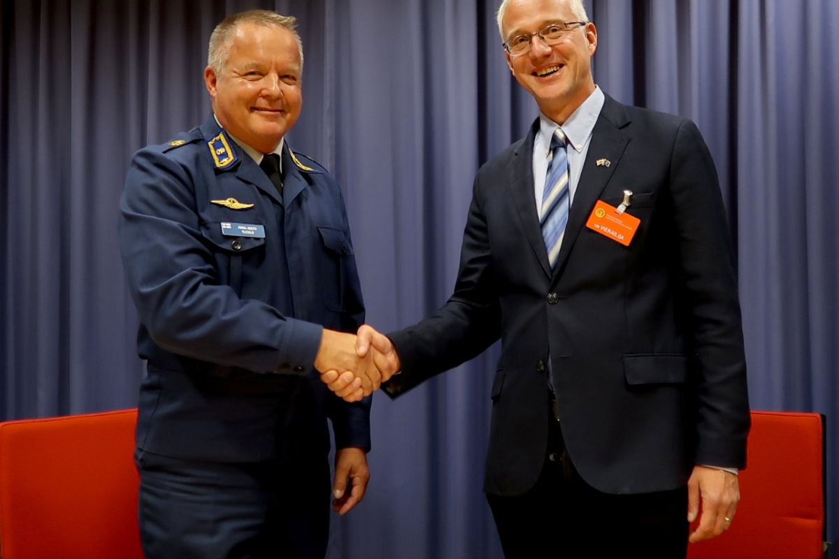 1280 square 61 63fb9799