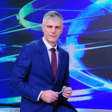 «Αλήθειες και ψέματα» – Ενημερωτική εκπομπή με τον Γιάννη Δάρρα