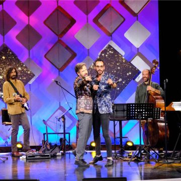 Οι Πάνος Μουζουράκης, Μέμος Μπεγνής, Σαββέρια Μαργιολά, Μιχαήλ Ταμπακάκης και το συγκρότημα «Αναφανδόν» «Δυνατά» με τον Κωστή Μαραβέγια στην ΕΡΤ1