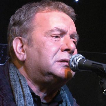 To «ΛΑΜΠΑΤΕΡ» ανάβει το 2015 με Μανώλη Μητσιά!