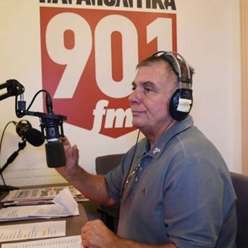 Ο Γιώργος Τράγκας συντονίζεται με τους ακροατές του μέσω διαδικτύου και YouTube