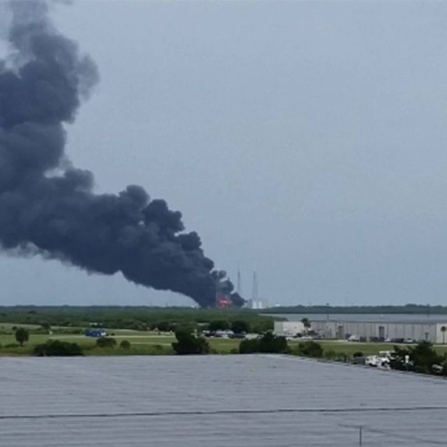 Έκρηξη καταστρέφει πύραυλο της SpaceX κατά τη διάρκεια δοκιμών