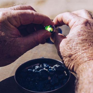 «Κυνηγοί πολύτιμων λίθων στην Αυστραλία»: Οι σύγχρονοι κυνηγοί θησαυρών έρχονται στο Viasat Explore