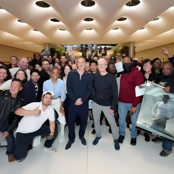 Ο Tim Cook και ο Μπραντ Πιτ προωθούν την ταινία «F1 The Movie» στο Fifth Avenue Store