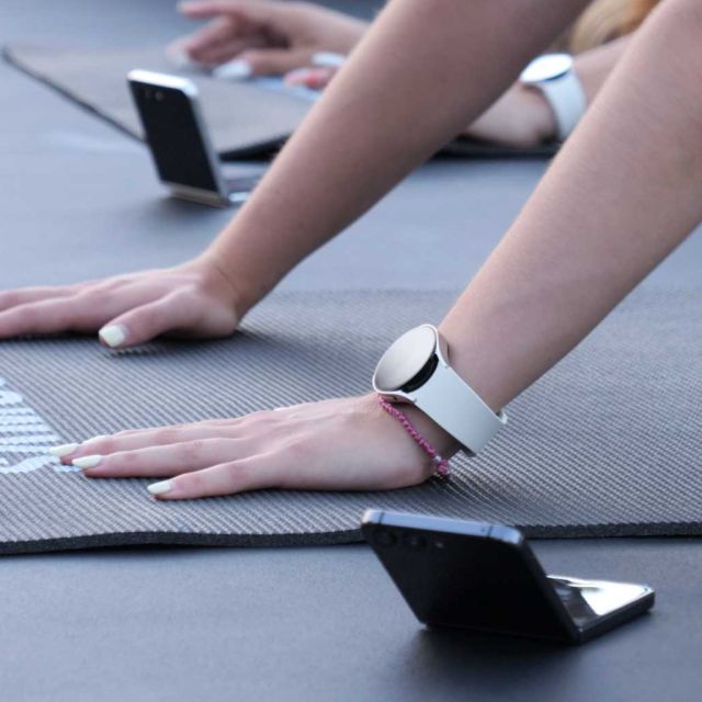 Η ευεξία της άθλησης συνάντησε την καινοτομία των Samsung Galaxy Z Flip5 και Galaxy Watch 6