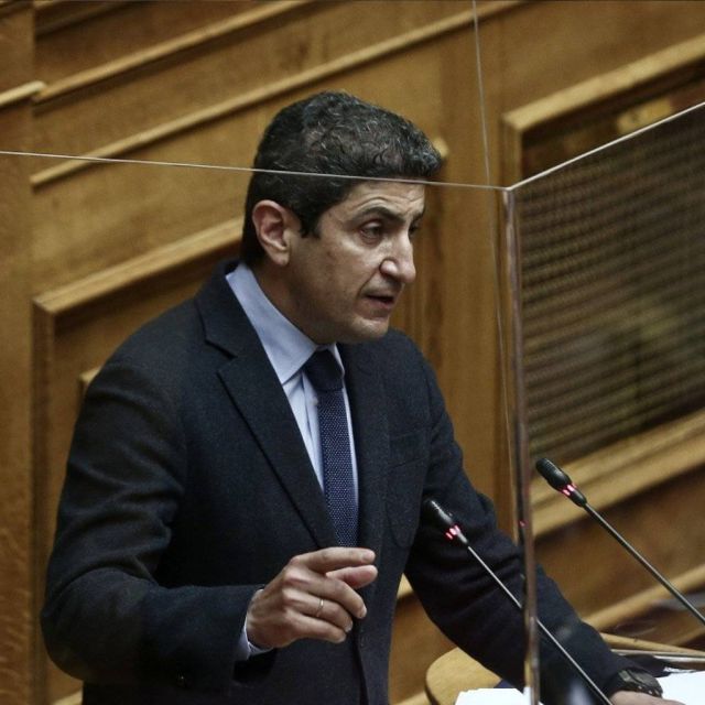 Με τροπολογία ο Αυγενάκης δίνει στις Β’ ομάδες τα ίδια δικαιώματα με τις υπόλοιπες στην Super League 2