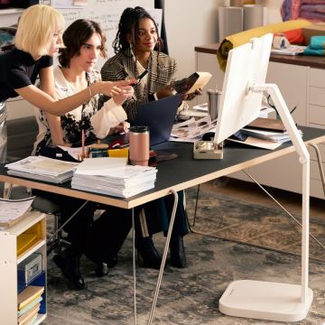 ΤΟ ΝΕΟ LG SMART MONITOR SWING ΑΥΞΑΝΕΙ ΤΗΝ ΠΑΡΑΓΩΓΙΚΟΤΗΤΑ ΜΕ ΕΥΕΛΙΚΤΗ ΒΑΣΗ ΚΑΙ ΟΘΟΝΗ ΑΦΗΣ