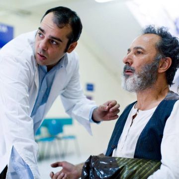 «Απ’ τα κόκαλα βγαλμένα» – Η βραβευμένη κωμωδία του Σωτήρη Γκορίτσα στην ΕΡΤ1