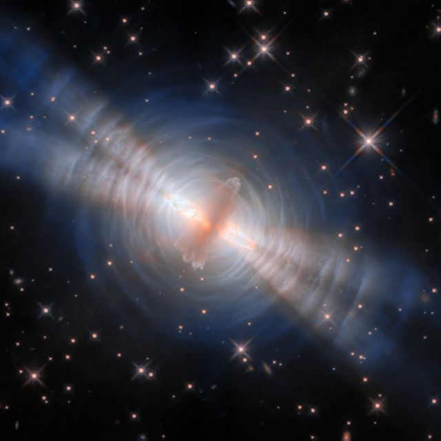 Το Hubble καταγράφει εκπομπή φωτός γύρω από ένα αστέρι που πεθαίνει