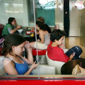 Γαλλία: Τέλος τα κινητά τηλέφωνα στα σχολεία