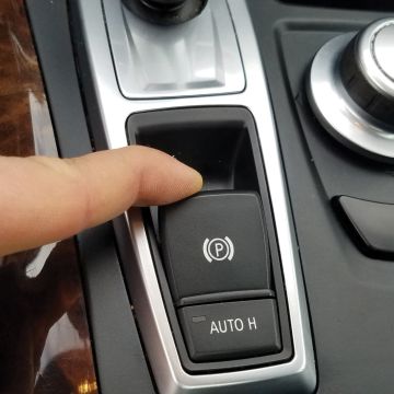 Γιατί τα αυτοκίνητα πέρασαν στα ηλεκτρονικά χειρόφρενα