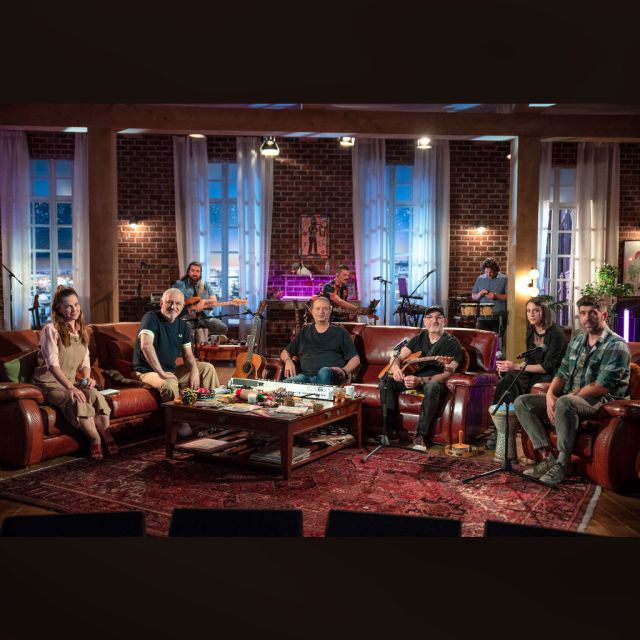 Το συγκρότημα Εκείνος & Εκείνος, ο Θοδωρής Μαυρογιώργης και η Sophie Lies, στο «Μουσικό κουτί» της ΕΡΤ1