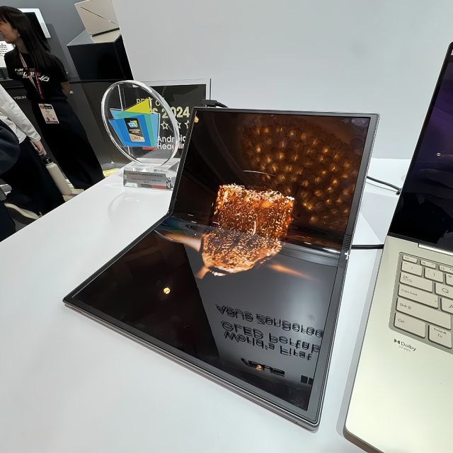 Το ASUS ZenScreen Fold είναι μία φορητή οθόνη που… διπλώνει