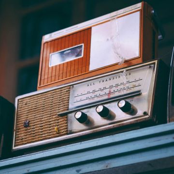 Περισσότερος χρόνος διαφήμισης στα ραδιόφωνα αν παίζουν περισσότερα ελληνικά τραγούδια
