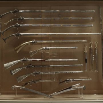 «Τα όπλα του Αγώνα»: Τα όπλα της Επανάστασης του ’21 αναβιώνουν μέσα από τη νέα παραγωγή της COSMOTE TV