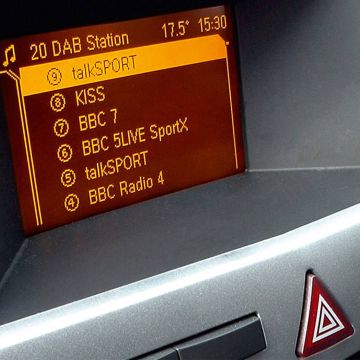 Υποχρεωτικά ψηφιακά ραδιόφωνα στο αυτοκίνητο!