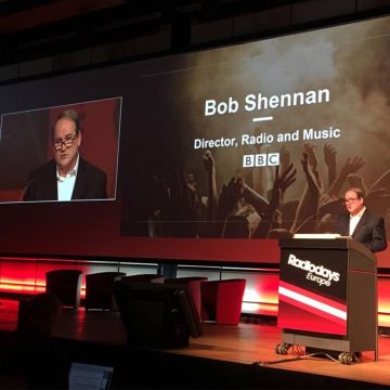 Το BBC τινάζει στον αέρα την πλήρη μετάβαση στο ψηφιακό ραδιόφωνο