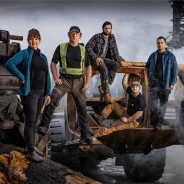 Το «Για χάρη της ξυλείας» στο Viasat Explore μας εισάγει στην τρελή και γεμάτη ζωή Καναδέζικη οικογένεια που διατηρεί μια επιτυχημένη επιχείρηση ξυλείας