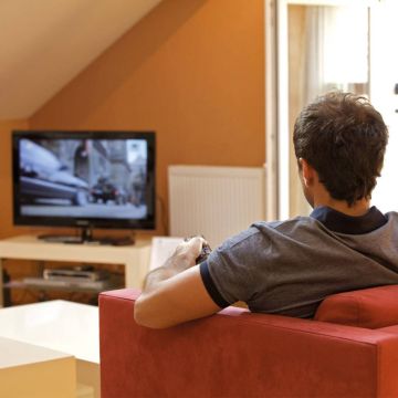 Μόνο οι μισοί νέοι παρακολουθούν ζωντανά τηλεοπτικά προγράμματα