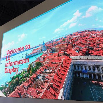 Η νέα εύκαμπτη και ελαφριά LAPE LED οθόνη της LG εντυπωσιάζει με το σχεδιασμό και την ευκολία χρήσης