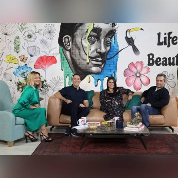 DOT. Κάθε Σάββατο και Κυριακή στις 12.15 στον ΣΚΑΪ