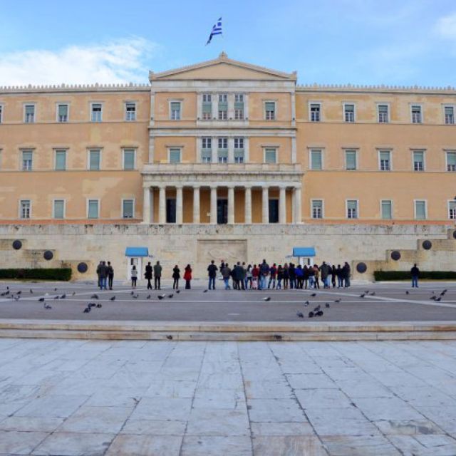 Το άρθρο που καταργεί τηλεοπτικές άδειες στη Βουλή