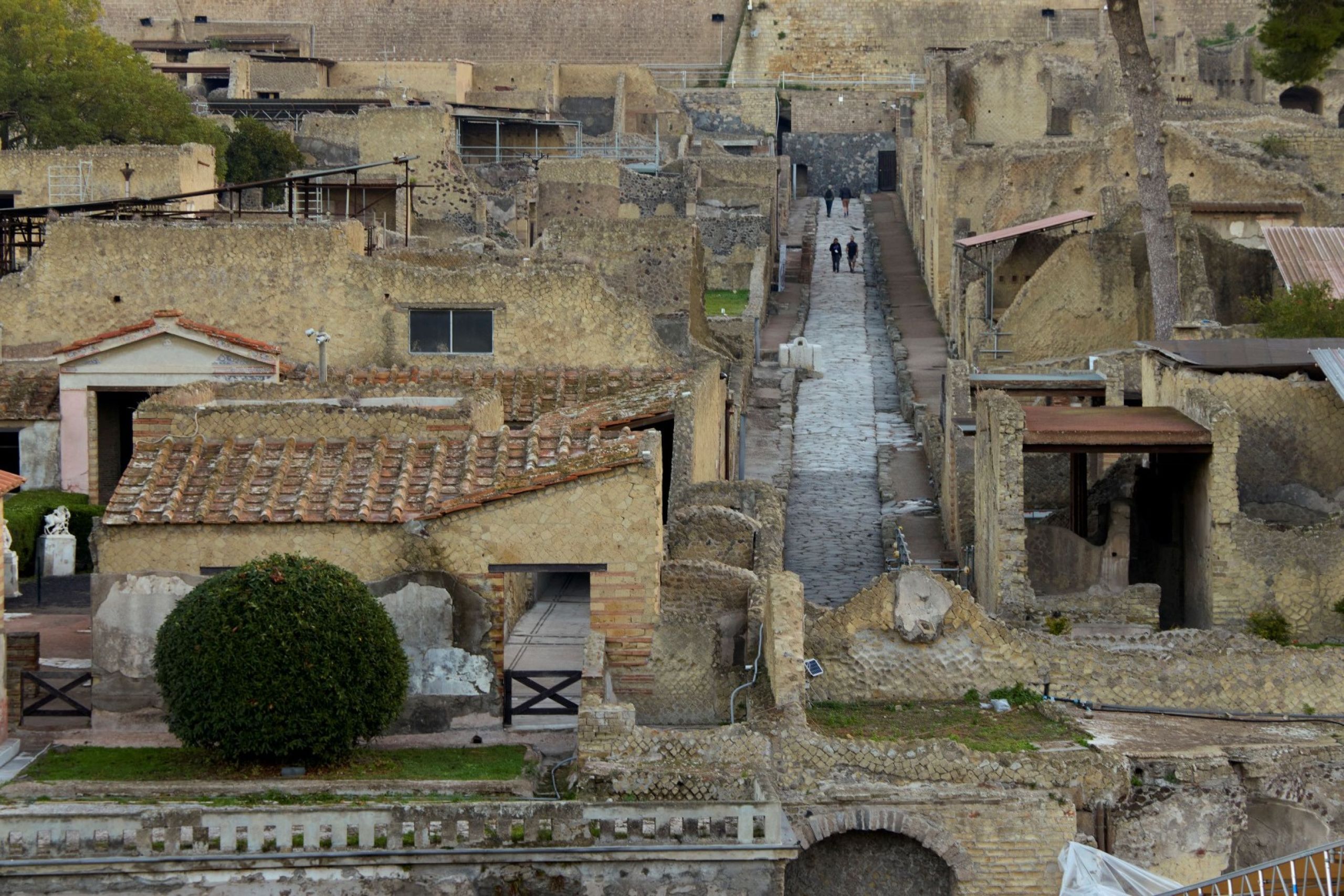 pompeiioutoftimewithtomhiddleston photo 6 8b63566e