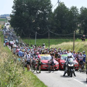 Διακοπή στο Tour de France λόγω δακρυγόνων!