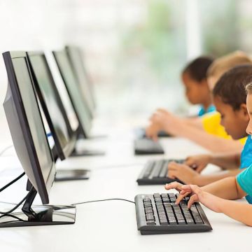 Οι οθόνες «σκοτώνουν» τις σχολικές επιδόσεις των μαθητών και όχι μόνο