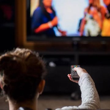 513 λεπτά την ημέρα… κολλημένοι στην TV