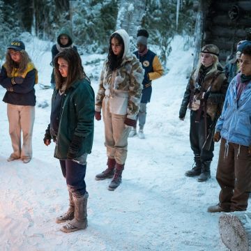 Μάρτιος στην COSMOTE TV με την επιστροφή του Κίφερ Σάδερλαντ στο «Rabbit Hole», τον νέο κύκλο των «Yellowjackets» & 11 ακόμη νέες σειρές