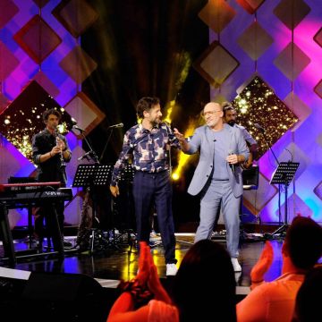 Οι Νίκος Μουτσινάς, Τάνια Μπρεάζου, Γιώργος Μαργαρίτης, Φοίβος Δεληβοριάς και οι Santa Bella «Δυνατά» με τον Κωστή Μαραβέγια στην ΕΡΤ1