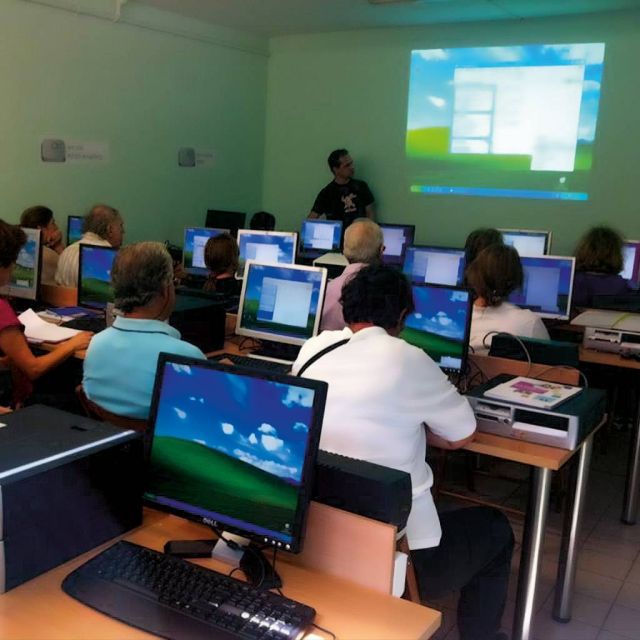 Πιο κοντά στην τεχνολογία οι άνθρωποι μεγαλύτερης ηλικίας με τη στήριξη της COSMOTE