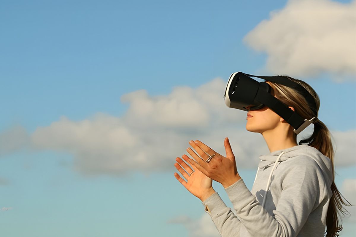 woman vr glasses 94c2880e