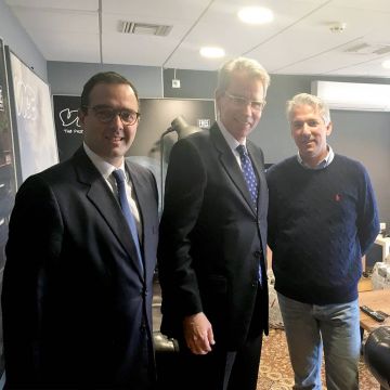 Ο αμερικανός πρέσβης Τζέφρι Πάιατ επισκέφθηκε το ελληνικό γραφείο του Vice