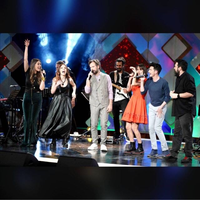 Η Ευρυδίκη με μια μεγάλη παρέα αγαπημένων καλλιτεχνών στην εκπομπή της ΕΡΤ1 «Δυνατά» με τον Κωστή Μαραβέγια