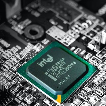 Intel: Επένδυση 80 δισ. δολαρίων για παραγωγή ημιαγωγών στην Ευρώπη